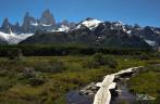 Pontes improvisadas para cruzar trecho encharcado da trilha para a Laguna de Los Tres, no parque Los Glaciares, região de El Chaltén, no sul da patagonia argentina